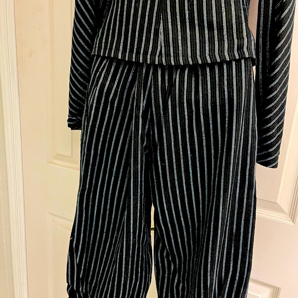Vellucio pantsuit vintage 1980s. Size 6..
Black with blue and silver.